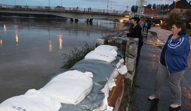 Karlovac – Zbog visokog vodostaja Kupe popusta nasip u gradskoj cetvrti Dubovac i voda lagano izlazi iz korita. Veliki broj gradjana organizirano puni vrece i grade se zecji nasipi uz Kupu. Poplave. Photo: Kristina Stedul Fabac/PIXSELL