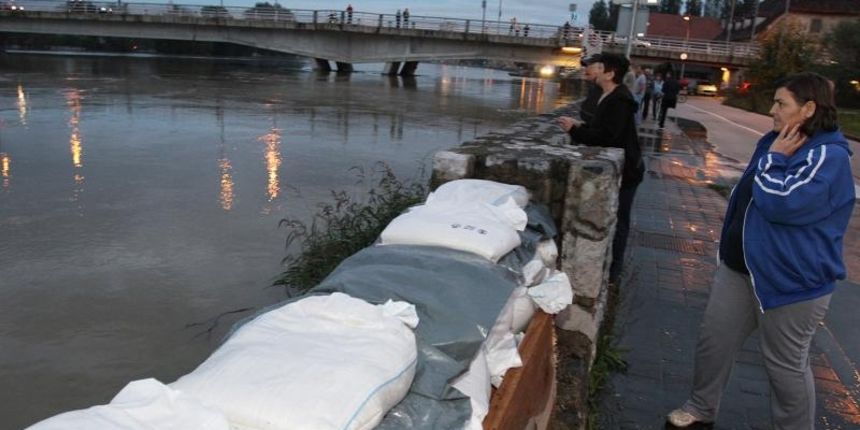 Karlovac – Zbog visokog vodostaja Kupe popusta nasip u gradskoj cetvrti Dubovac i voda lagano izlazi iz korita. Veliki broj gradjana organizirano puni vrece i grade se zecji nasipi uz Kupu. Poplave. Photo: Kristina Stedul Fabac/PIXSELL Karlovac – Zbog visokog vodostaja Kupe popusta nasip u gradskoj cetvrti Dubovac i voda lagano izlazi iz korita. Veliki broj gradjana organizirano puni vrece i grade se zecji nasipi uz Kupu. Poplave. Photo: Kristina Stedul Fabac/PIXSELL