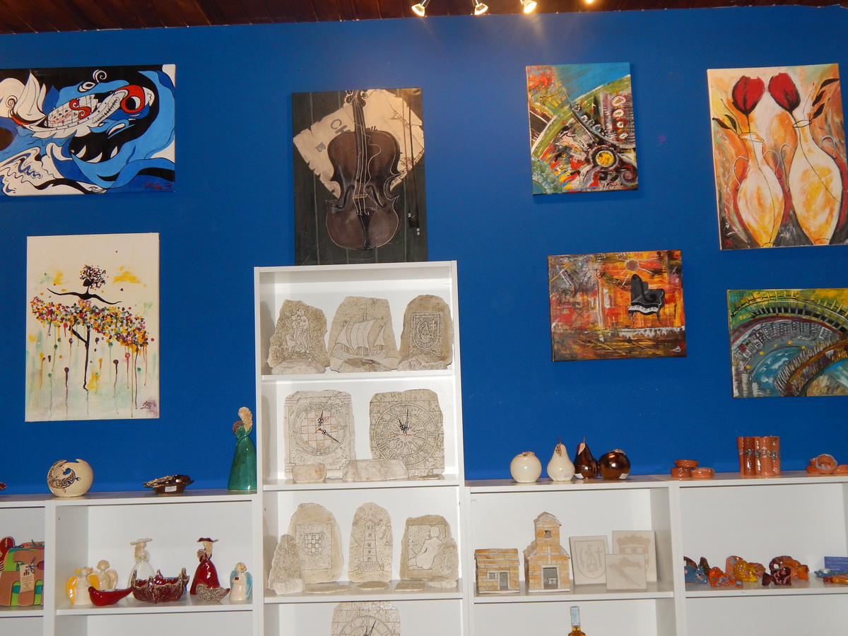 Slikarica Matea Bugarija u Bibinjama predstavila izložbu “Enigma” Slikarica Matea Bugarija u Bibinjama predstavila izložbu “Enigma”