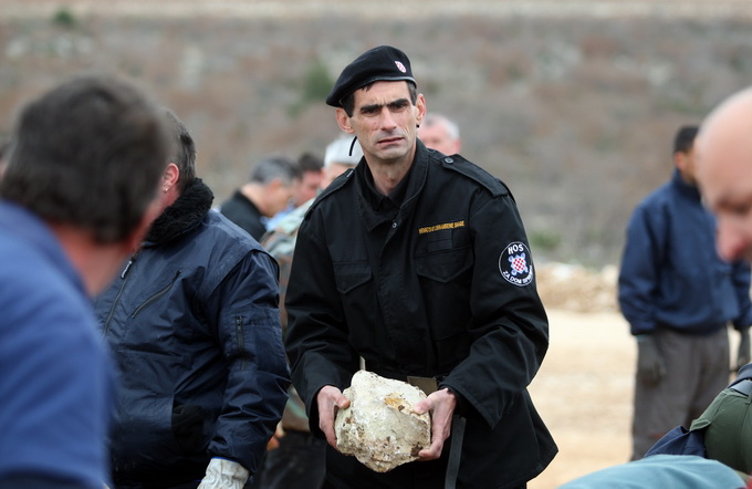 Skabrnja, 230313.
Na Razovljevoj glavici u Skabrnji, uz put koji ce prolaziti uokolo buducega Memorijalnog centra, jutros je izgradjen kriz u suhozidu. U gradnji kriza dimenzija 24 puta 15 metara, visine 80 centimetara te sirine jednog metra sudjelovalo j Skabrnja, 230313.
Na Razovljevoj glavici u Skabrnji, uz put koji ce prolaziti uokolo buducega Memorijalnog centra, jutros je izgradjen kriz u suhozidu. U gradnji kriza dimenzija 24 puta 15 metara, visine 80 centimetara te sirine jednog metra sudjelovalo j