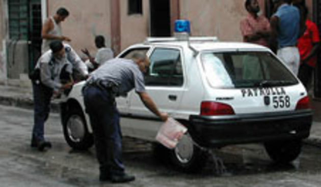 Policajci peru auto ručno (Foto: Totalportal.hr)