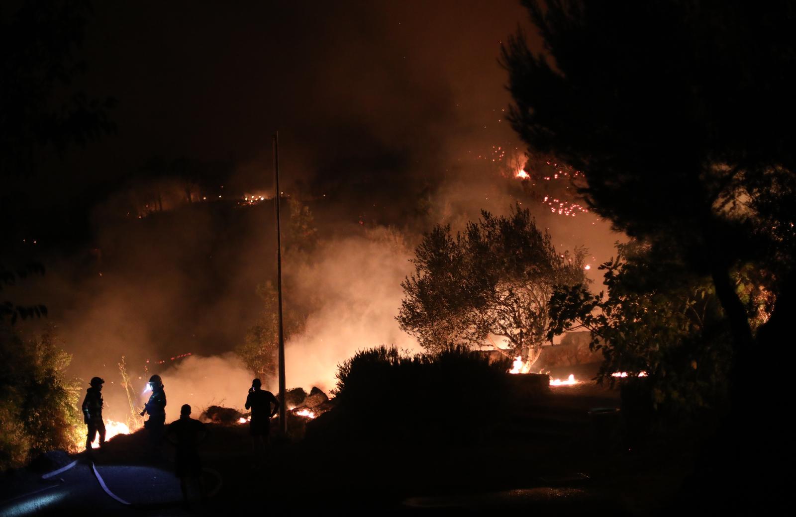 Tučepi: Požar se širi, zahvatio ranč i kuće, vatrogasci u akciji