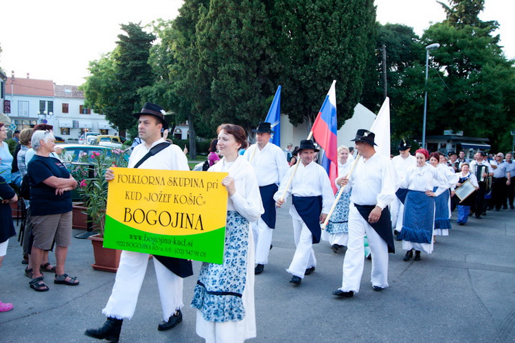 Biograd: 6. Dugi svehrvatski eno-eko-gastro-etno stol, Foto: Franjo Jurić Biograd: 6. Dugi svehrvatski eno-eko-gastro-etno stol, Foto: Franjo Jurić
