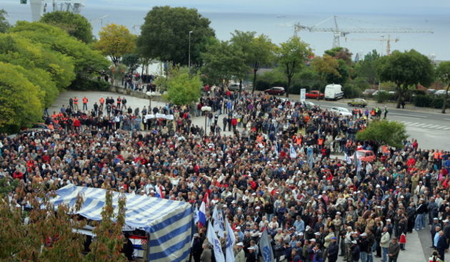 Rijeka,211009.
Danas je nakon radnog vremena iza 15 sati na parkiralistu pokraj Brodogradilista 3 maj organiziran od strane Sindikata metalaca hrvatske  mirni prosvjedni skup. Na skupu je bilo oko tri tisuce ljudi vecinom zaposlenika brodogradilista 3 maj
