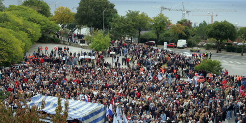 Rijeka,211009.
Danas je nakon radnog vremena iza 15 sati na parkiralistu pokraj Brodogradilista 3 maj organiziran od strane Sindikata metalaca hrvatske  mirni prosvjedni skup. Na skupu je bilo oko tri tisuce ljudi vecinom zaposlenika brodogradilista 3 maj