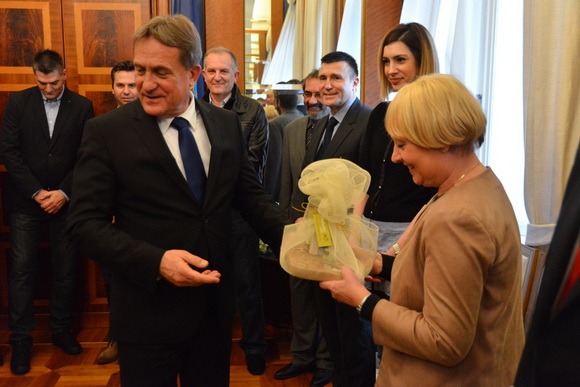 Gradonačelnik Kalmeta primio obitelj Ćosić i sudionike završnice Krešinog Kupa Gradonačelnik Kalmeta primio obitelj Ćosić i sudionike završnice Krešinog Kupa