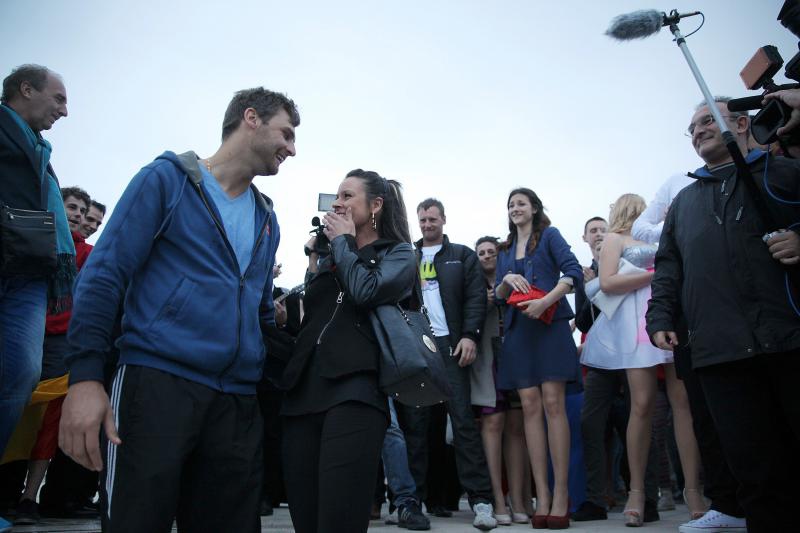 04.04.2014., Zadar – Australac Jason Grdovich zaprosio je svoju djevojku na Morskim Orguljama nakon devet godina veze, a cinu su svjedocili popularni pjevac Mladen Grdovic, gradonacelnik Bozidar Kalmeta, predsjednik zadarske TZ Zvonko Supe te mnogi medi