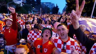 Rijeke navijača u Splitu pred početak utakmice Hrvatske i Walesa Rijeke navijača u Splitu pred početak utakmice Hrvatske i Walesa