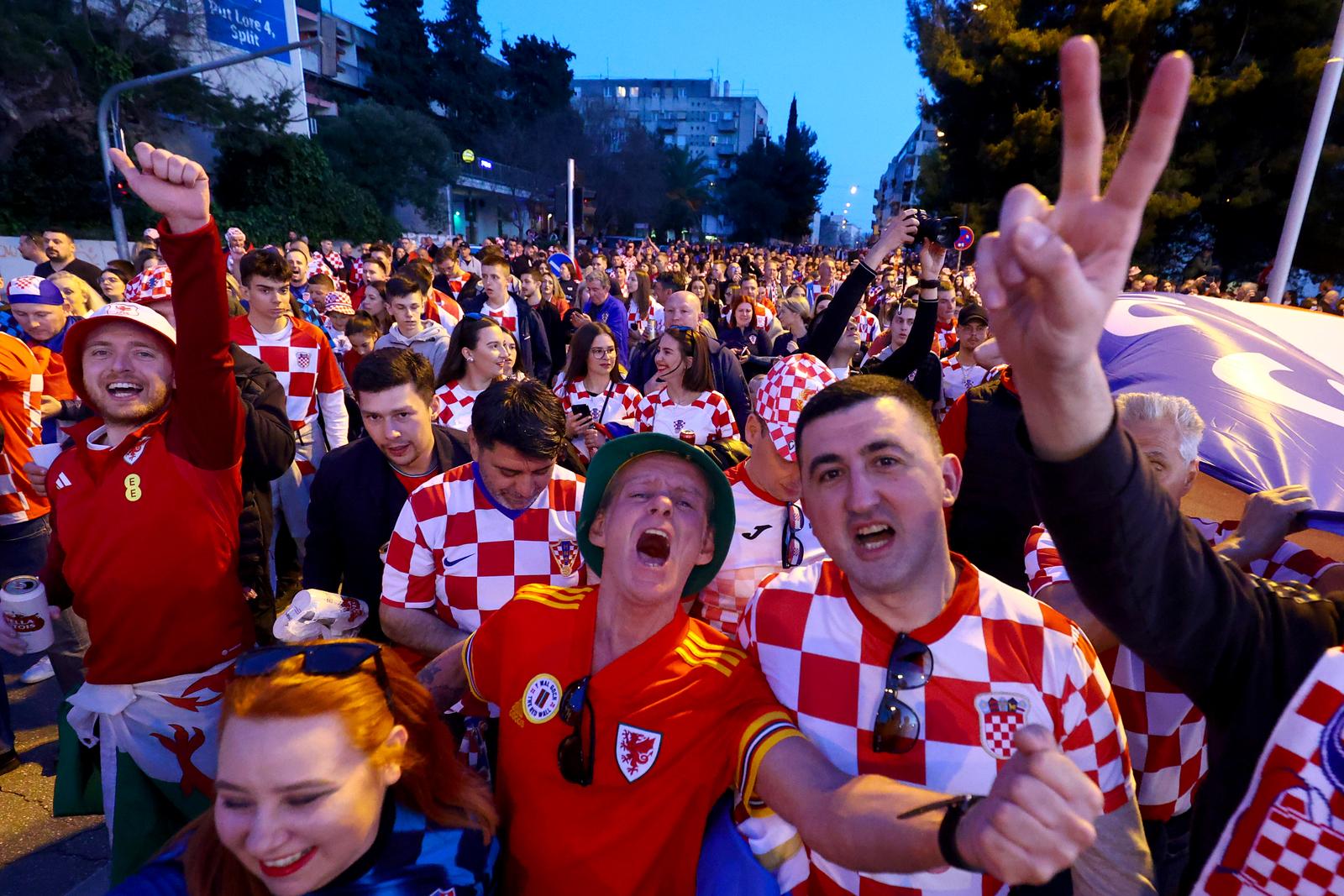 Rijeke navijača u Splitu pred početak utakmice Hrvatske i Walesa Rijeke navijača u Splitu pred početak utakmice Hrvatske i Walesa