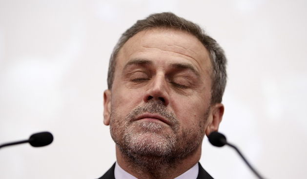 Zagreb, 100110. Predsjednicki kandidat Milan Bandic iscekuje sluzbene rezultate drugog kruga predsjednickih izbora u svom izbornom stozeru u Almeriji u Vukovarskoj ulici. Na slici: Iscekivanje Milana Bandica nakon objave sluzbenih rezultata DIP – a. Foto: