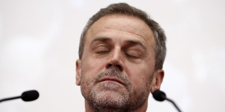 Zagreb, 100110. Predsjednicki kandidat Milan Bandic iscekuje sluzbene rezultate drugog kruga predsjednickih izbora u svom izbornom stozeru u Almeriji u Vukovarskoj ulici. Na slici: Iscekivanje Milana Bandica nakon objave sluzbenih rezultata DIP – a. Foto: