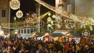 Advent u Zadru: Neno Belan i Fiumensi raspjevali i rasplesali i staro i mlado na Trgu Petra Zoranića Advent u Zadru: Neno Belan i Fiumensi raspjevali i rasplesali i staro i mlado na Trgu Petra Zoranića