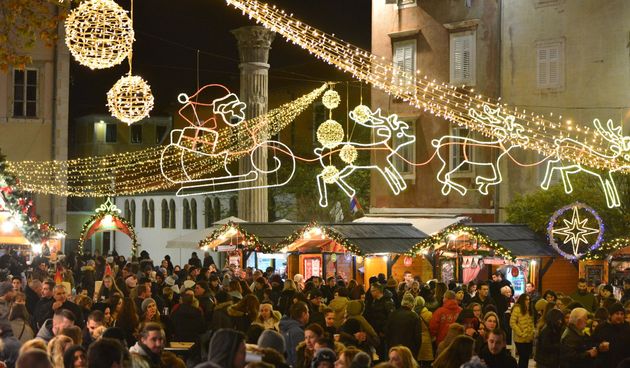 Advent u Zadru: Neno Belan i Fiumensi raspjevali i rasplesali i staro i mlado na Trgu Petra Zoranića