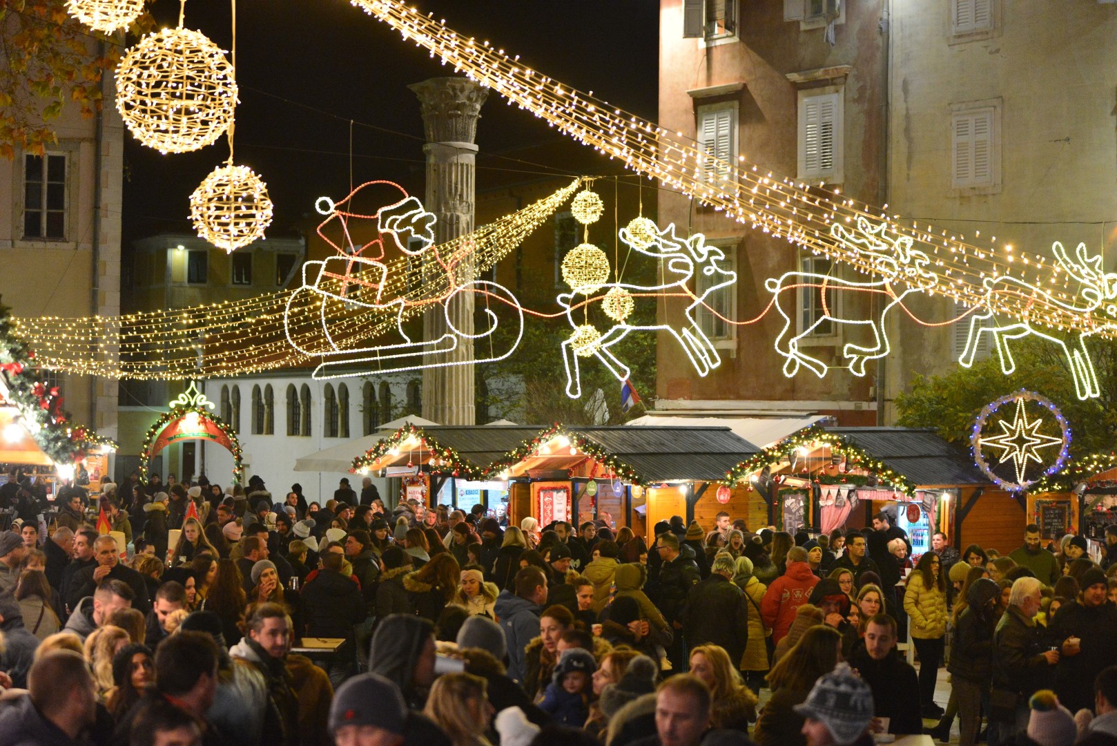 Advent u Zadru: Neno Belan i Fiumensi raspjevali i rasplesali i staro i mlado na Trgu Petra Zoranića Advent u Zadru: Neno Belan i Fiumensi raspjevali i rasplesali i staro i mlado na Trgu Petra Zoranića