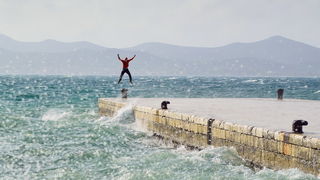Spektakularna igra valova na zadarskoj rivi 5. studenog 2014.  Foto: Marin Pitton