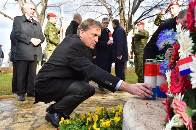 Svecanim postrojavanjem i mimohodom kroz grad postrojbi sudionica obiljezena je 22. obljetnica vojno-redarstvene akcije Maslenica. Photo: Dino Stanin/PIXSELL Svecanim postrojavanjem i mimohodom kroz grad postrojbi sudionica obiljezena je 22. obljetnica vojno-redarstvene akcije Maslenica. Photo: Dino Stanin/PIXSELL