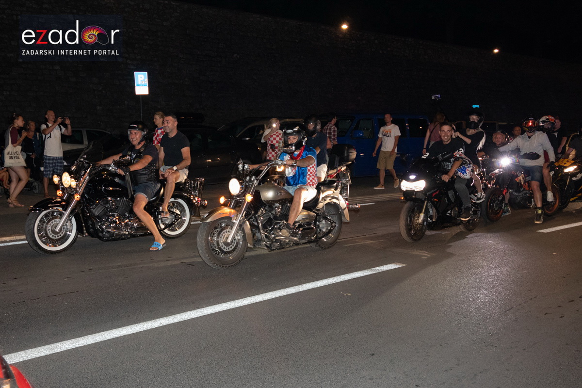 Čudesna noć: Velika fešta ulicama Zadra nakon plasmana Vatrenih u finale SP Čudesna noć: Velika fešta ulicama Zadra nakon plasmana Vatrenih u finale SP