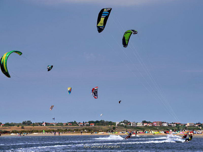 Kite surferi guštaju u Ninu