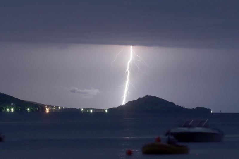 Zadarsko područje tijekom noći pogodilo je jako grmljavinsko nevrijeme, koje jse kasnije nastavilo obilno kišom u jutarnjim satima. Photo: Borna Filić/PIXSELL Zadarsko područje tijekom noći pogodilo je jako grmljavinsko nevrijeme, koje jse kasnije nastavilo obilno kišom u jutarnjim satima. Photo: Borna Filić/PIXSELL