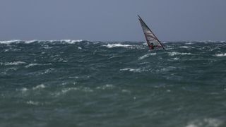 Zadar: Surferi uživaju u valovima koje je prouzročilo snažno jugo, Photo: Filip Brala/PIXSELL