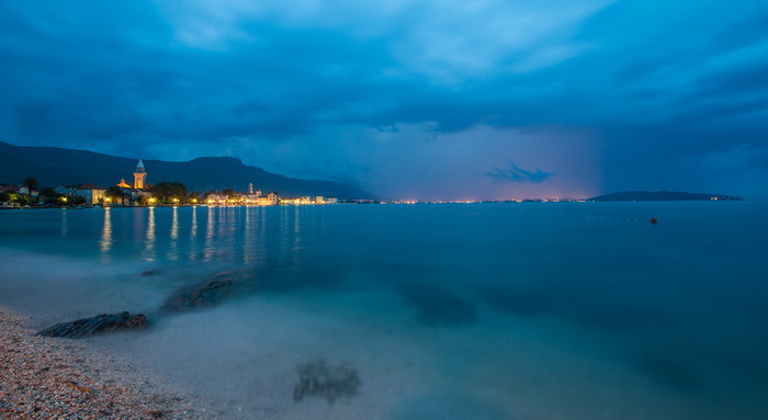 Kastela, 130912.
Prodorom hladnog zraka te formiranjem ciklone koju je Crometeo Tim nazvao “Dujomir” u ranim jutarnjim satima Splitsku okolicu je zahvatilo jako grmljavinsko nevrijeme, dok je u Rijeci palo preko 220 litara kise po cetvornom metru u samo Kastela, 130912.
Prodorom hladnog zraka te formiranjem ciklone koju je Crometeo Tim nazvao “Dujomir” u ranim jutarnjim satima Splitsku okolicu je zahvatilo jako grmljavinsko nevrijeme, dok je u Rijeci palo preko 220 litara kise po cetvornom metru u samo