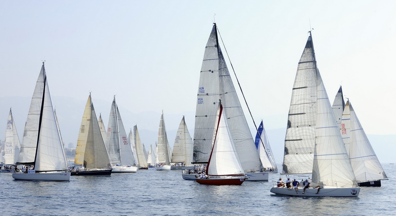 Split, 240911.
Na 80.Mrduja jubilarnoj regati izislo 242 plovila u borbu za veliki trofej. Na startu vjetar nije bio naklonjen jedrilicarima pa su mnogi satima plutali u bonaci.
Na slici:  na startu.
Foto: Jadran Babic / CROPIX