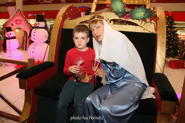 Sv. Luce razveselila mališane u Supernova centru, Foto: Iva Perinčić Sv. Luce razveselila mališane u Supernova centru, Foto: Iva Perinčić