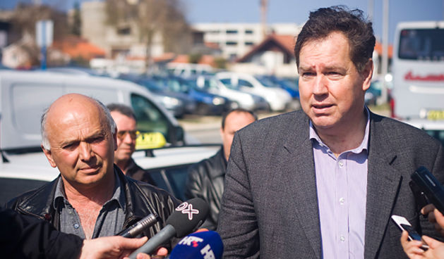 Prosvjed taksista na autobusnom kolodvoru (foto:Saša Čuka)