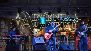 Advent u Zadru: Neno Belan i Fiumensi raspjevali i rasplesali i staro i mlado na Trgu Petra Zoranića Advent u Zadru: Neno Belan i Fiumensi raspjevali i rasplesali i staro i mlado na Trgu Petra Zoranića