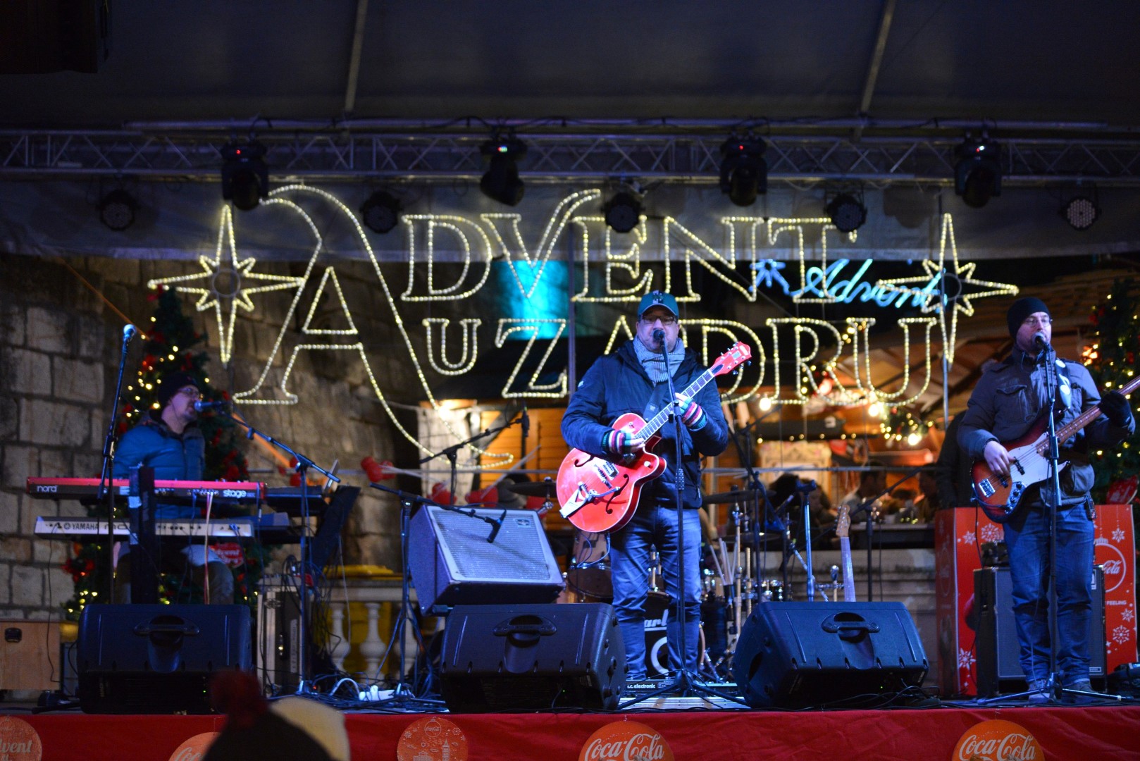 Advent u Zadru: Neno Belan i Fiumensi raspjevali i rasplesali i staro i mlado na Trgu Petra Zoranića Advent u Zadru: Neno Belan i Fiumensi raspjevali i rasplesali i staro i mlado na Trgu Petra Zoranića