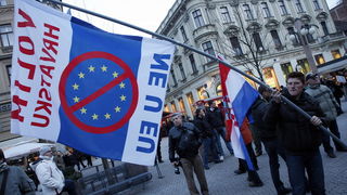 Zagreb, 040311.
Peti po redu, protuvladin prosvjed tzv. facebook grupe zapocinje veceras na Cvjetnom trgu.
Na fotografiji: transparenti.
Foto: Davor Pongracic / CROPIX Zagreb, 040311.
Peti po redu, protuvladin prosvjed tzv. facebook grupe zapocinje veceras na Cvjetnom trgu.
Na fotografiji: transparenti.
Foto: Davor Pongracic / CROPIX