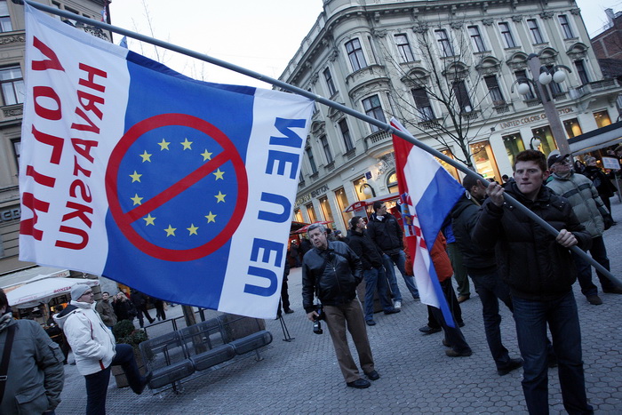 Zagreb, 040311.
Peti po redu, protuvladin prosvjed tzv. facebook grupe zapocinje veceras na Cvjetnom trgu.
Na fotografiji: transparenti.
Foto: Davor Pongracic / CROPIX Zagreb, 040311.
Peti po redu, protuvladin prosvjed tzv. facebook grupe zapocinje veceras na Cvjetnom trgu.
Na fotografiji: transparenti.
Foto: Davor Pongracic / CROPIX