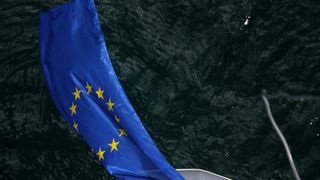 30.06.2013., Zadar – Povodom ulaska Republike Hrvatske u Europsku uniju mladic i djevojka skocili su s Maslenickog mosta sa zastavom Europske unije, dok je mladi Britanac skocio sa hrvatskom zastavom. Photo: Filip Brala/PIXSELL Autor  Filip Brala/PIXSEL