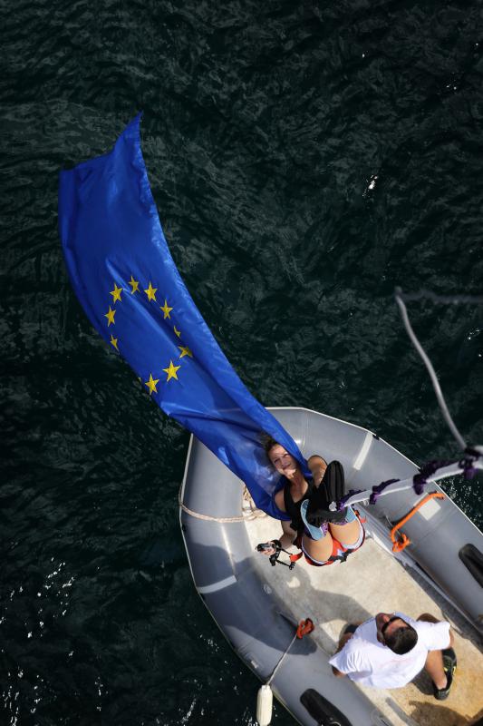 30.06.2013., Zadar – Povodom ulaska Republike Hrvatske u Europsku uniju mladic i djevojka skocili su s Maslenickog mosta sa zastavom Europske unije, dok je mladi Britanac skocio sa hrvatskom zastavom. Photo: Filip Brala/PIXSELL Autor  Filip Brala/PIXSEL