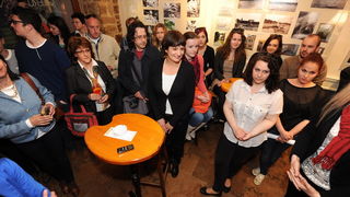 Zadar, 230413
Caffe bar Djina. 
Otvoranje izlozbe Sfinga u Zadru – jucer, danas, sutra, autorice prof. Antonije Mlikote i studenata Odjela za povijest umjetnosti zadarskog sveucilista u sklopu festivala znanosti.
Na fotografiji: detalj s otvorenja.
Foto: