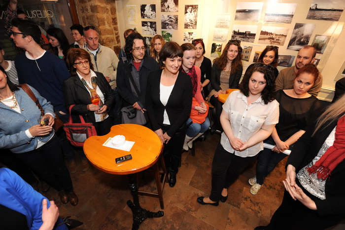 Zadar, 230413
Caffe bar Djina. 
Otvoranje izlozbe Sfinga u Zadru – jucer, danas, sutra, autorice prof. Antonije Mlikote i studenata Odjela za povijest umjetnosti zadarskog sveucilista u sklopu festivala znanosti.
Na fotografiji: detalj s otvorenja.
Foto: