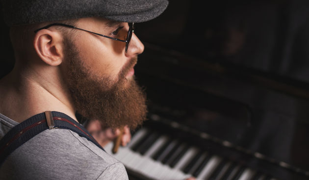 Muškarac svira klavir