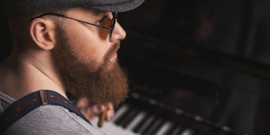 Muškarac svira klavir Muškarac svira klavir