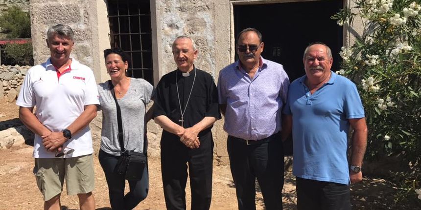 Župan Longin i nadbiskup Puljić na tradicionalnom hodočašću u uvali Piškera Župan Longin i nadbiskup Puljić na tradicionalnom hodočašću u uvali Piškera