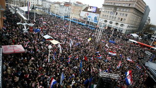 Zagreb, 161112.
Trg bana Jelacica.
Nakon oslobadjajuce presude i provedenih 7 i 5 godina u Haaskom pritvoru za hrvatske generale Antu Gotovinu i Mladena Markaca na zagrebackom glavnom trgu organiziran je velicanstven docek . Oko 16 sati skupilo se desetak