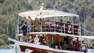 Skradin pun turista, za posjet Nacionalnom parku Krka čeka se u redu Skradin pun turista, za posjet Nacionalnom parku Krka čeka se u redu