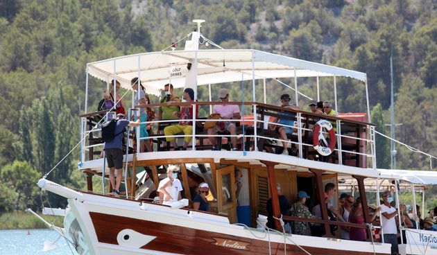 Skradin pun turista, za posjet Nacionalnom parku Krka čeka se u redu