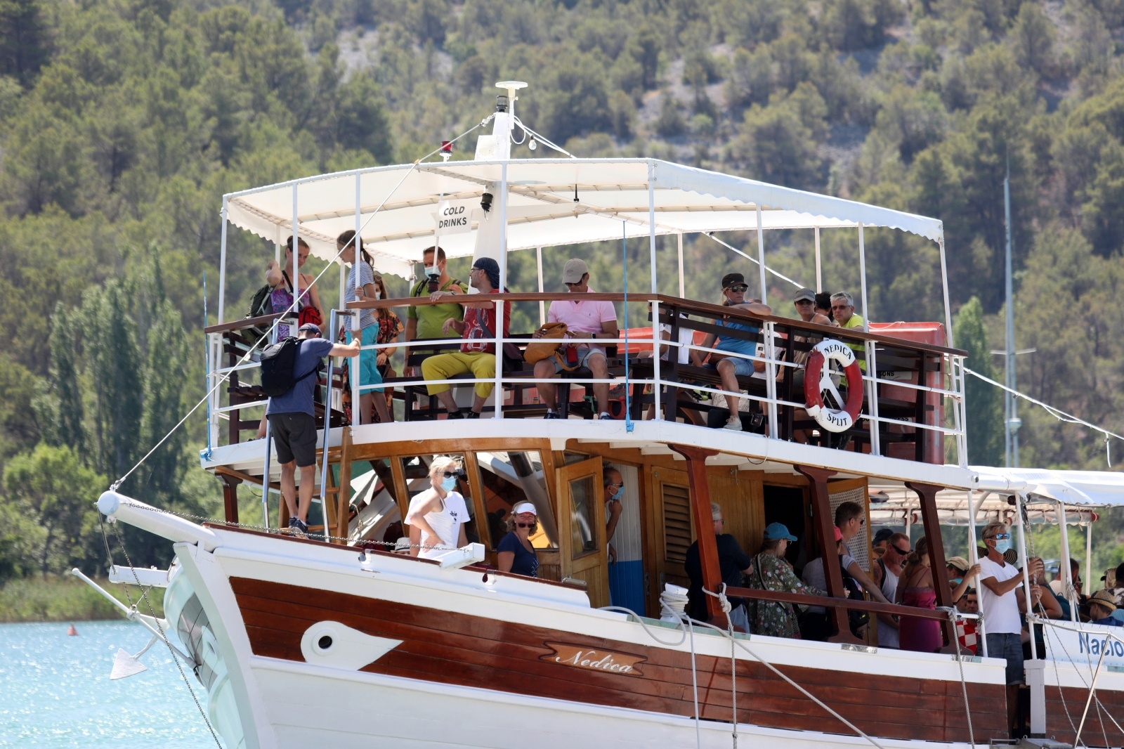 Skradin pun turista, za posjet Nacionalnom parku Krka čeka se u redu Skradin pun turista, za posjet Nacionalnom parku Krka čeka se u redu