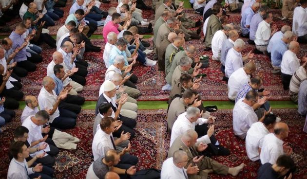 17.07.2015., Zagreb – Klanjanjem sabah-namaza, jutarnjom molitvom, u dzamiji je pocela proslava prvog dana ramazanskog Bajrama. Ramazanski Bajram sredisnji je blagdan islamske religije te se slavi nakon tridesetodnevnog posta. Sredisnju molitvu, bajram-