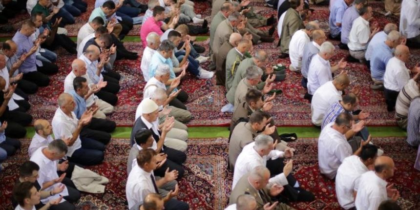 17.07.2015., Zagreb – Klanjanjem sabah-namaza, jutarnjom molitvom, u dzamiji je pocela proslava prvog dana ramazanskog Bajrama. Ramazanski Bajram sredisnji je blagdan islamske religije te se slavi nakon tridesetodnevnog posta. Sredisnju molitvu, bajram-