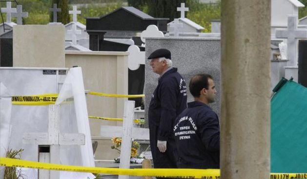 Istražitelji na grobu ciparskog predsjednika Tassosa Papadopoulosa (Foto: AP)