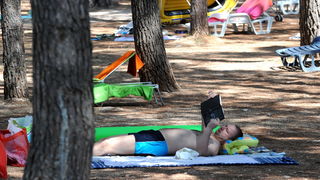 Zadar, 220811.
U turistickom  naselju Zaton u sklopu kojeg se nalazi i najveci autokamp u Hrvatskoj izuzetno su zadovoljni ovogodisnjom sezonom, broj gostiju u odnosu na druge godine je porastao za 7 posto. Trenutno se u naselju (kampu i apartmanima) nala