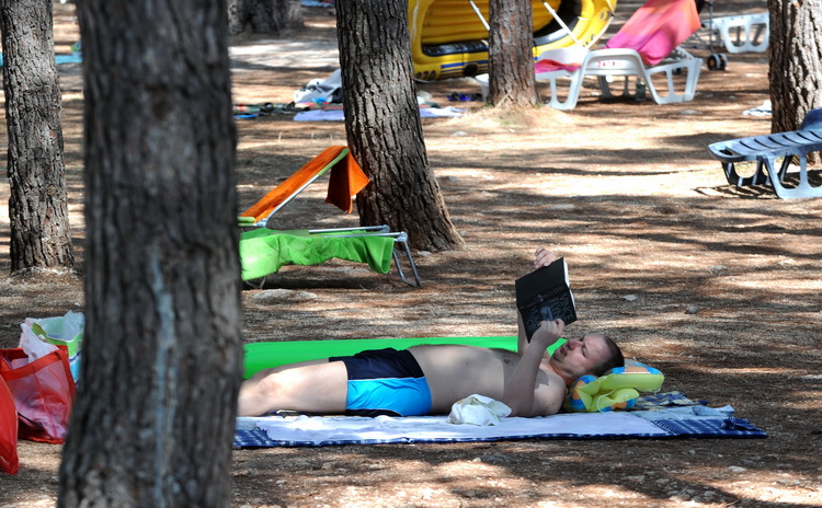 Zadar, 220811.
U turistickom  naselju Zaton u sklopu kojeg se nalazi i najveci autokamp u Hrvatskoj izuzetno su zadovoljni ovogodisnjom sezonom, broj gostiju u odnosu na druge godine je porastao za 7 posto. Trenutno se u naselju (kampu i apartmanima) nala