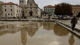 Zadar, 121211.
Jaka kisa koja je u jutarnjim satima pala na podrucje Zadra uzrokovala je manje poteskoce u prometu te je poplavljeno nekoliko podruma koja su u brzom vremenu uz pomoc tvrtke Odvodnja i zadarskih vatrogasaca ispumpana. Na slici poplavljen P Zadar, 121211.
Jaka kisa koja je u jutarnjim satima pala na podrucje Zadra uzrokovala je manje poteskoce u prometu te je poplavljeno nekoliko podruma koja su u brzom vremenu uz pomoc tvrtke Odvodnja i zadarskih vatrogasaca ispumpana. Na slici poplavljen P