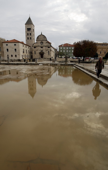 Zadar, 121211.
Jaka kisa koja je u jutarnjim satima pala na podrucje Zadra uzrokovala je manje poteskoce u prometu te je poplavljeno nekoliko podruma koja su u brzom vremenu uz pomoc tvrtke Odvodnja i zadarskih vatrogasaca ispumpana. Na slici poplavljen P Zadar, 121211.
Jaka kisa koja je u jutarnjim satima pala na podrucje Zadra uzrokovala je manje poteskoce u prometu te je poplavljeno nekoliko podruma koja su u brzom vremenu uz pomoc tvrtke Odvodnja i zadarskih vatrogasaca ispumpana. Na slici poplavljen P